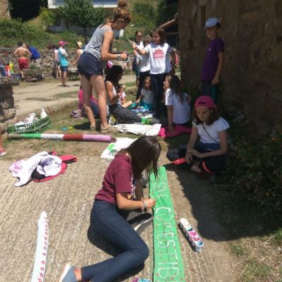 huebras pintando cartel bosque comestible